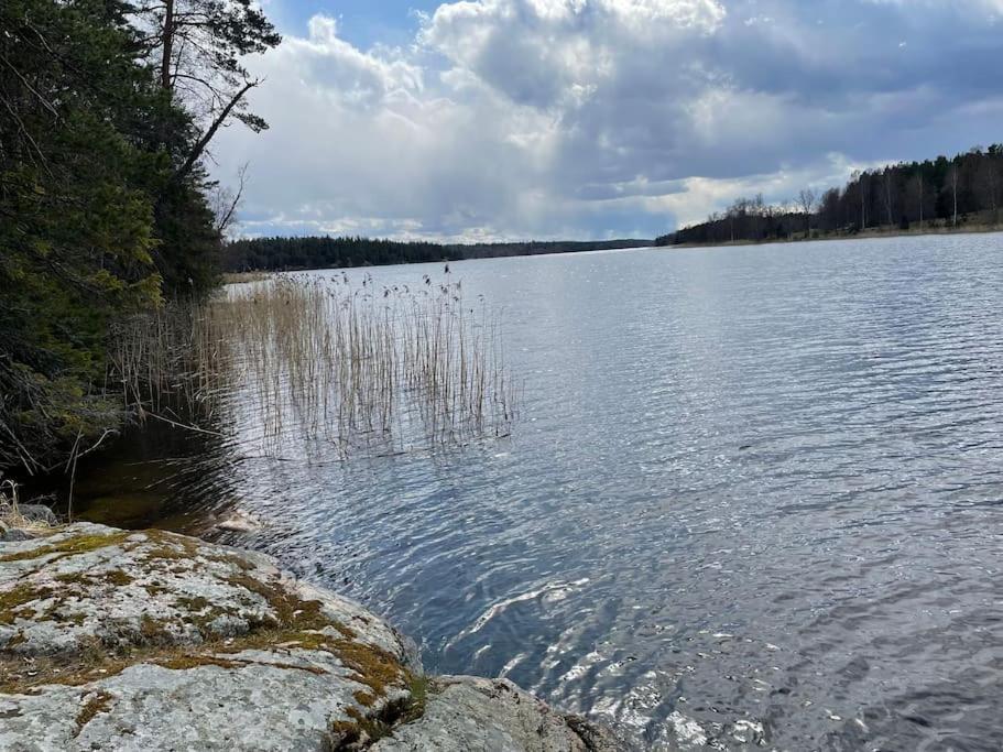 Nyrenoverat Strandnaera Med Fantastisk Utsikt Rimbo Esterno foto